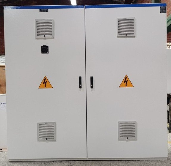 Módulo con 3 variadores de frecuencia Schneider — GYTE