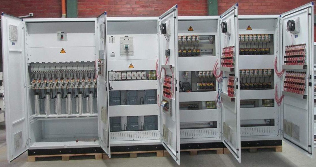 Tableros eléctricos abiertos en planta de producción — GYTE