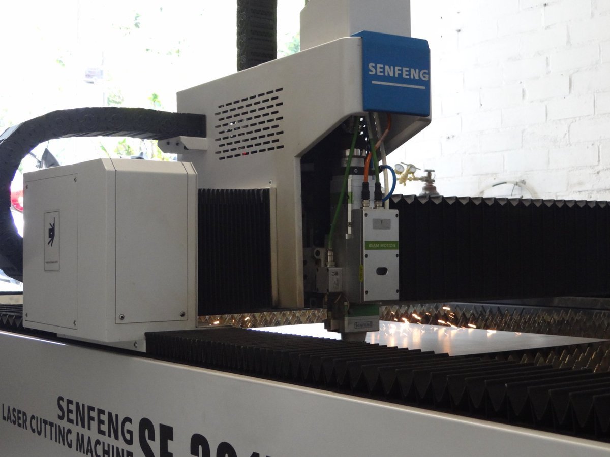 Cortadora láser SENFENG en planta GYTE S.A.S