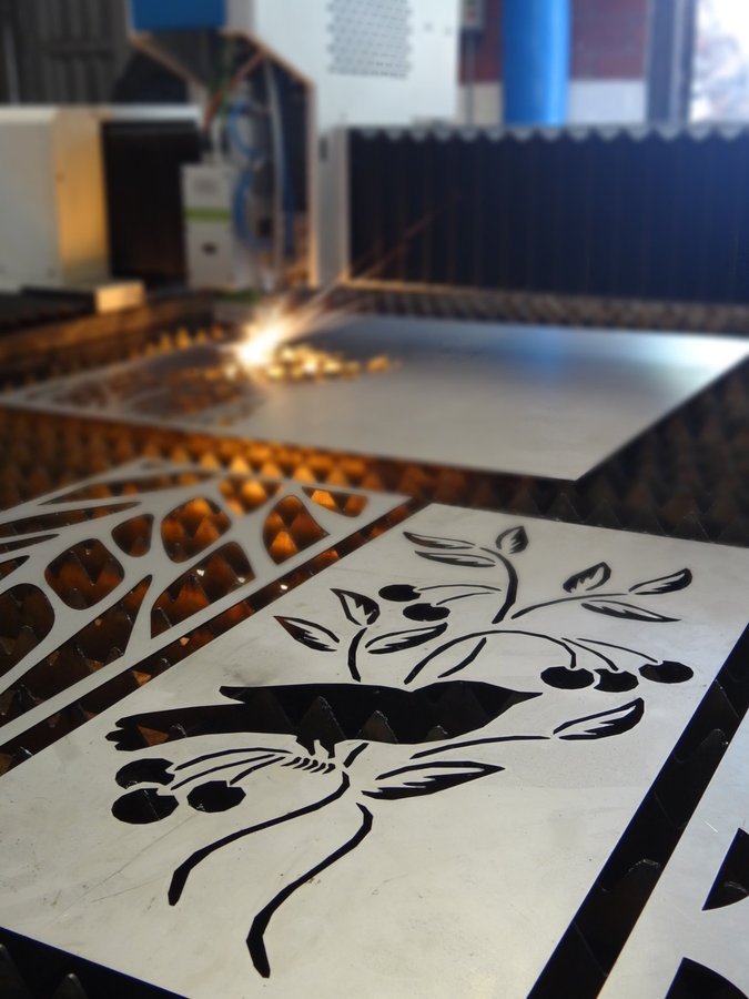 Proceso de corte láser de precisión en metal — GYTE